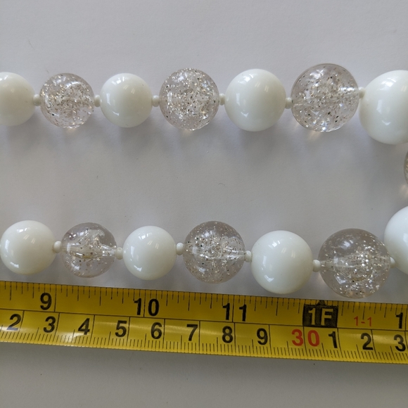 VTG CHUNKY WHITE/CLEAR GLITTER GUMBALL NECKLACE - Picture 3 of 7